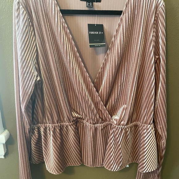 Mauve velour wrap top. 3x - Picture 2 of 4